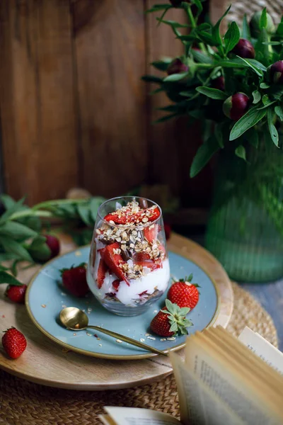 Dessert Met Verse Aardbeien Granola Met Yoghurt Een Glas Een Rechtenvrije Stockfoto's