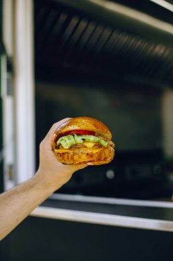 Hamburger tutan erkeklerin elleri