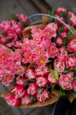 Anneler günü ya da kadınlar günü için pembe lale buketi