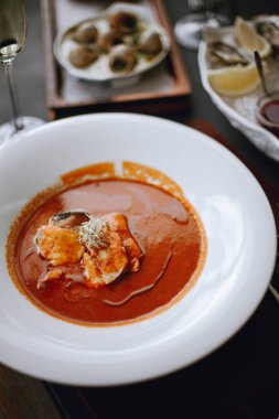 Domates kremalı beyaz bir tabağın makro fotoğrafı.