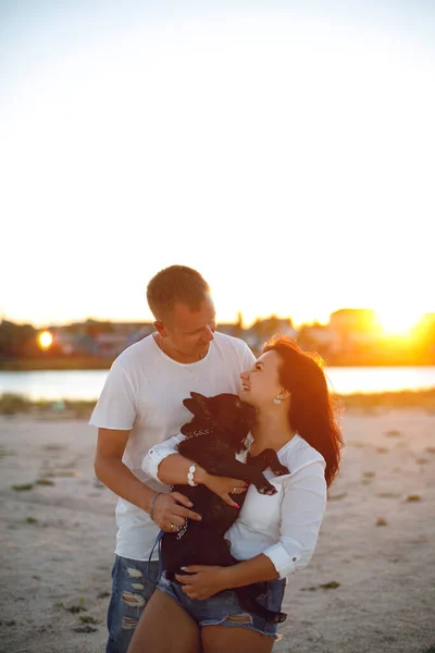 Jeune Femme Homme Câlins Bisous Bouledogue Français Sur Plage Coucher — Photo