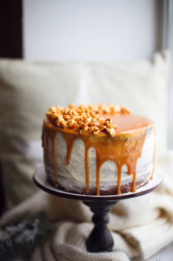 Krem peynirli, tuzlu karamel ve doğum günü için patlamış mısırlı büyük, güzel bir pasta.