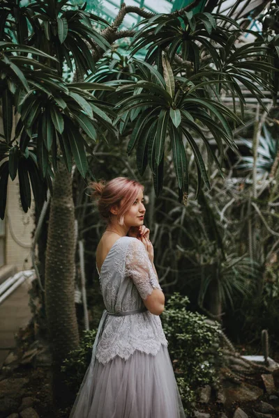 Uma Jovem Vestido Vintage Fica Lado Sonhadoramente Olha Para Orangery — Fotografia de Stock