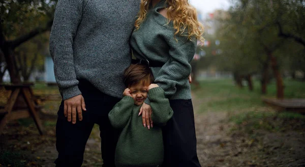 Chico Hace Muecas Cubre Las Orejas Niño Quiere Oír Niño — Foto de Stock