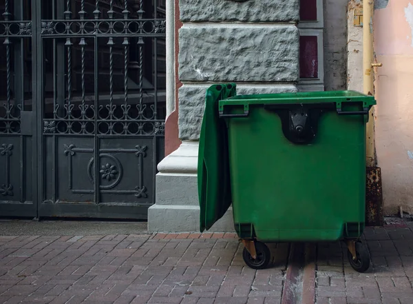 Grüner Müllcontainer Auf Der Straße Müllcontainer Der Nähe Des Hauses — Stockfoto