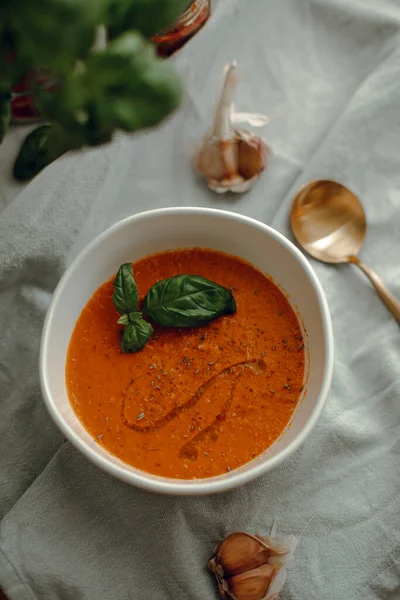 Fesleğen yapraklı mercimek çorbası. Beyaz kasede krema çorbası. Domates çorbası. kırmızı krema çorbası.