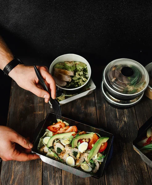 Mano Con Tenedor Plástico Hombre Comer Comida Entregada Comida Para —  Fotos de Stock