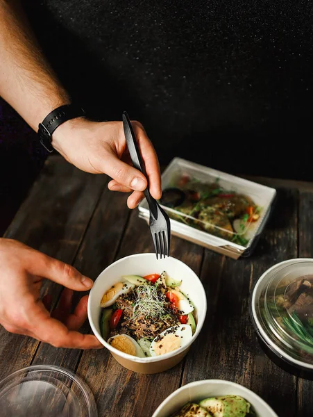 Mano Con Tenedor Plástico Hombre Comer Comida Entregada Comida Para —  Fotos de Stock