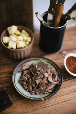 Büyük ve küçük çikolata parçaları. Tatlı için rendelenmiş çikolata. Beyaz ve siyah çikolata. Ezilmiş çikolata. Beyaz ve koyu çikolata rengi üst görünüm. Çikolata ve kakao makro fotoğraf.