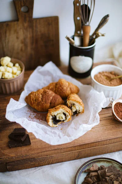 Croissant Coklat Croissant Dan Bahan Bahan Untuk Membuat Roti Atau — Stok Foto