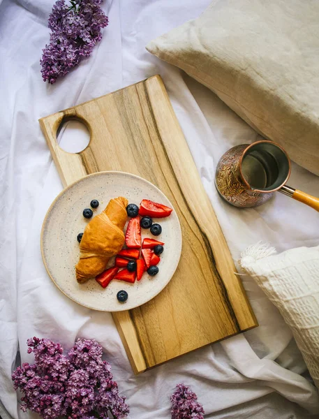 Plato Con Croissant Bayas Fresas Arándanos Plato Placa Sobre Una — Foto de Stock