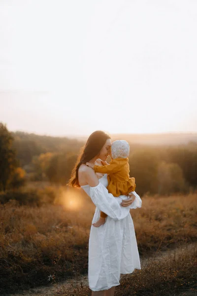 Madre Feliz Con Bebé Sus Brazos Una Joven Madre Toca — Foto de Stock