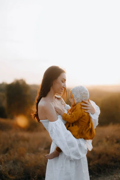 Ibu Mengagumi Putri Kecilnya Itu Ibu Menggendong Bayinya Dalam Pelukannya — Stok Foto