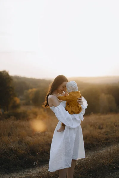 Mãe Feliz Com Sua Filha Mãe Toca Testa Bebé Uma — Fotografia de Stock