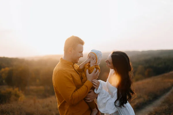 Konsep Keluarga Muda Yang Bahagia Ayah Dan Ibu Mengagumi Bayi — Stok Foto