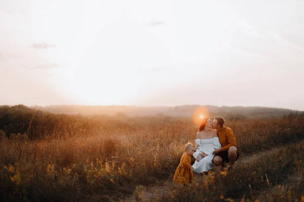 Suami Mencium Istrinya Sementara Anak Berjalan Lapangan Keluarga Muda Yang — Stok Foto