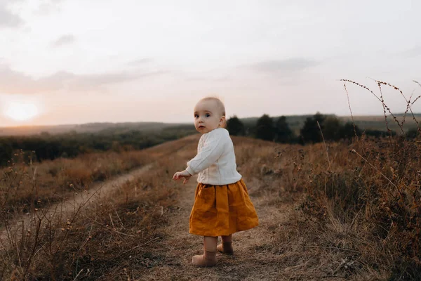 Anak Melihat Sekeliling Sambil Berdiri Atas Bukit Gadis Kecil Berjalan — Stok Foto