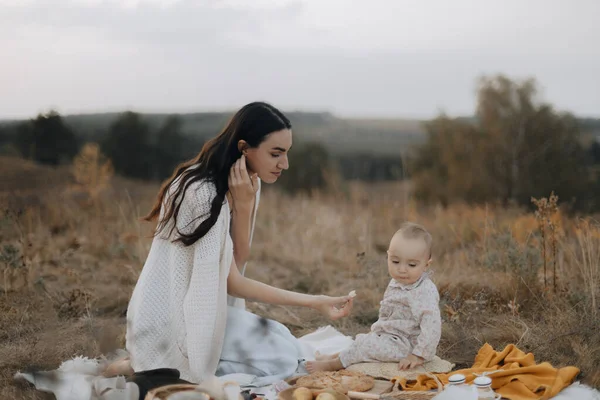 Ibu Muda Dan Bayi Yang Bahagia Ibu Memberi Makan Bayinya — Stok Foto