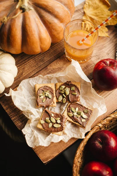 Biscoitos Espalhados Com Pasta Chocolate Com Sementes Abóbora Atmosfera Outono — Fotografia de Stock