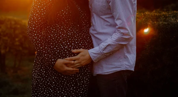 Uomo Abbraccia Una Donna Incinta Primo Piano Marito Abbraccia Moglie — Foto Stock