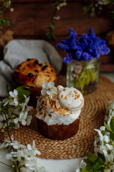 Kue Paskah Dihiasi Dengan Kelopak Putih Kacang Kacangan Dan Makarun — Stok Foto