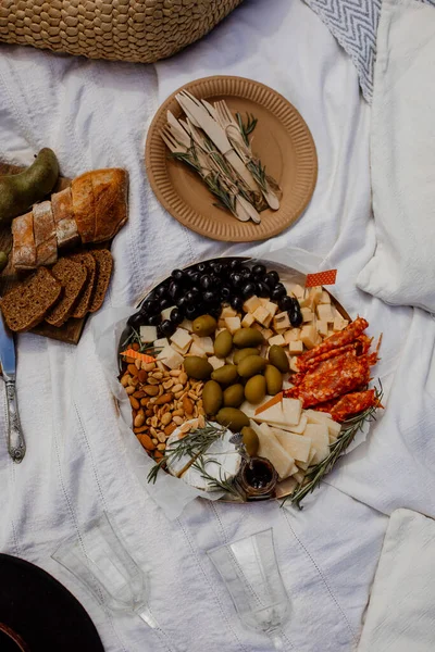 Piring Keju Atas Selimut Piknik Putih Makanan Ringan Piknik Top — Stok Foto