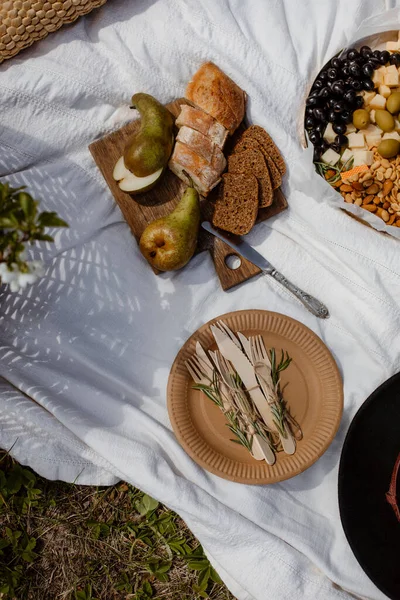 Piknik Atas Selimut Piknik Putih Diiris Pir Irisan Roti Dan — Stok Foto
