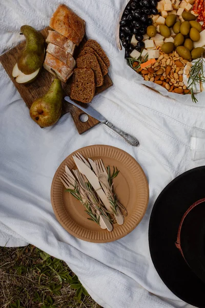 Piknik Atas Selimut Piknik Putih Diiris Pir Irisan Roti Dan — Stok Foto