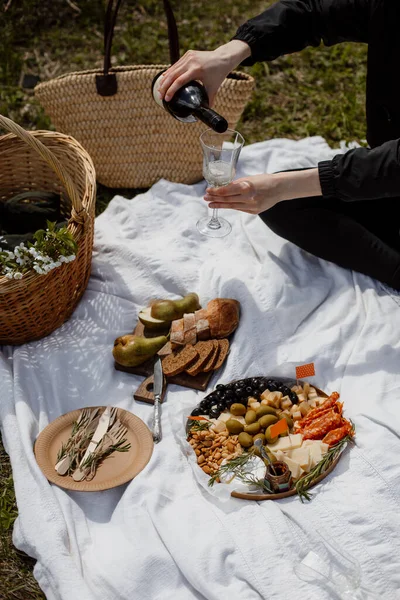 Piknik Taman Atau Taman Gadis Menuangkan Anggur Dalam Gelas Sambil — Stok Foto