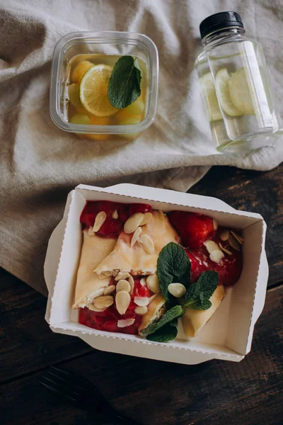 Pancake Dengan Isi Dadih Dan Selai Strawberry Penyampaian Makanan Penutup — Stok Foto