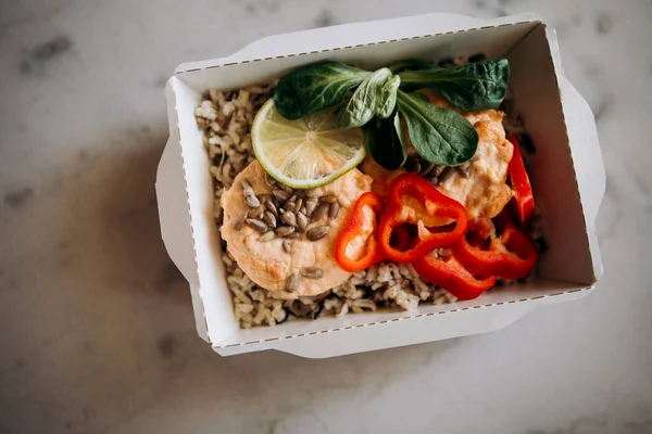 Nasi Putih Dan Coklat Dengan Daging Ikan Merah Paprika Cincang — Stok Foto