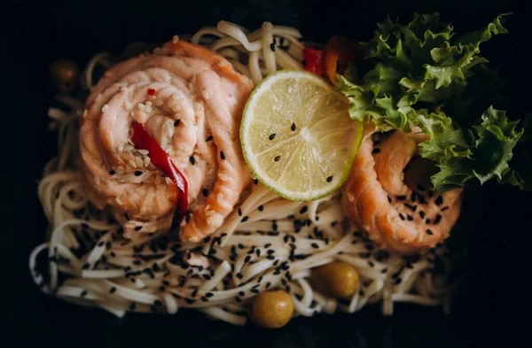 Pasta Dengan Pastel Salmon Dan Biji Wijen Hitam Mie Udon — Stok Foto