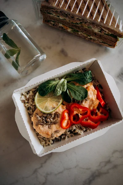 Nasi Putih Dan Coklat Dengan Daging Ikan Merah Paprika Cincang — Stok Foto