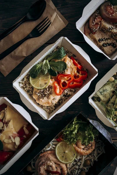 Günlük sağlıklı yiyecek teslimatı konsepti. çeşitli diyet üst görünümü. Kağıt tabakta tek kullanımlık yemekler. Paket servisi, yemek servisi ve yemek servisi gibi..