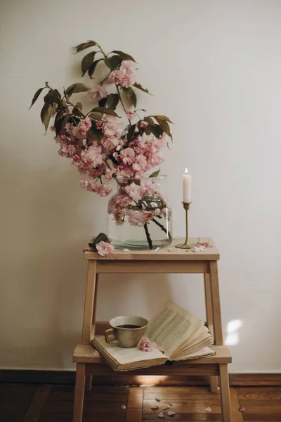 Małe Drewniane Schody Przezroczystym Wazonem Kwitnącymi Różowymi Gałęziami Kompozycja Gałęzi — Zdjęcie stockowe