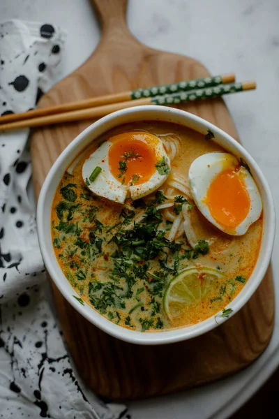 Sup Ramen Atas Meja Putih Sup Ramen Asia Dengan Jeruk Stok Foto