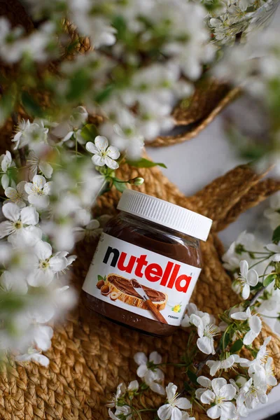 Kyiv Ukraine พฤษภาคม 2021 ขวด Nutella บนถ งฟาง ขวดของ Nutella รูปภาพสต็อก