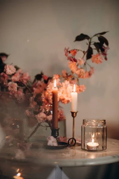 Terbakar Lilin Tinggi Lilin Vintage Lilin Dekat Vas Transparan Dengan Stok Gambar