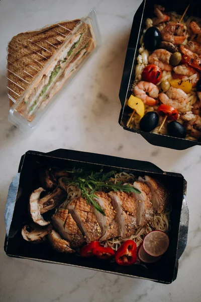 Lunch Delivery Two Duck Noodles Prawns Sticks Garnish Sandwich Plastic — Stok Foto