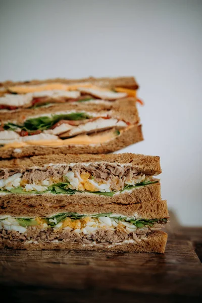 Sandwich Diiris Dekat Sandwich Tuna Kaleng Dan Sandwich Daging Sandwich — Stok Foto