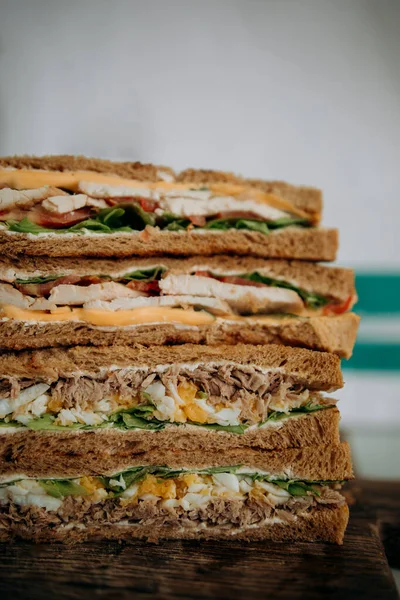 Sandwich Diiris Dekat Sandwich Tuna Kaleng Dan Sandwich Daging Sandwich — Stok Foto