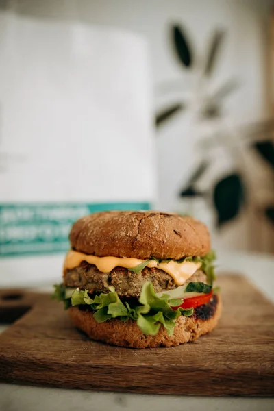 Burger Keju Segar Papan Kayu Burger Sehat Dengan Roti Multigrain — Stok Foto