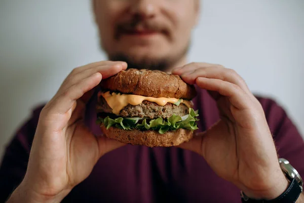 Burger Tangan Seorang Pria Muda Berjanggut Seorang Pria Lapar Memegang — Stok Foto