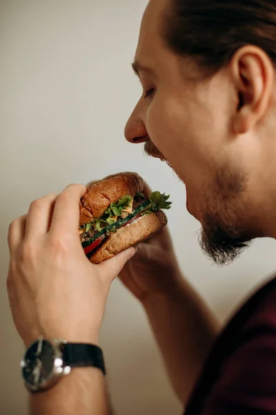 Burger Segar Juicy Tangan Orang Lapar Seorang Pria Menggigit Hamburger — Stok Foto