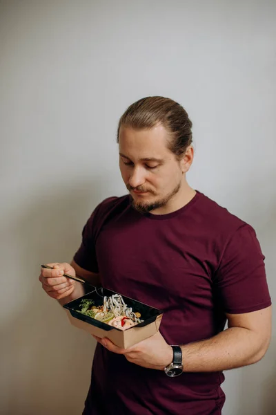Man Holding Paper Plate Food Delivery Bearded Man Eats Pasta — Stok Foto