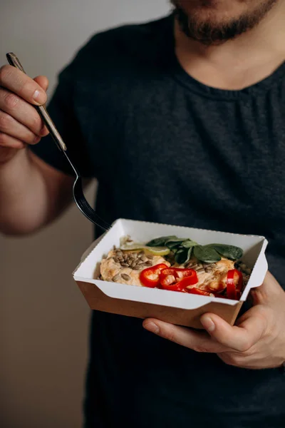 Hombre Comer Alimentos Saludables Envases Papel Alimentos Embalaje Papel Las —  Fotos de Stock