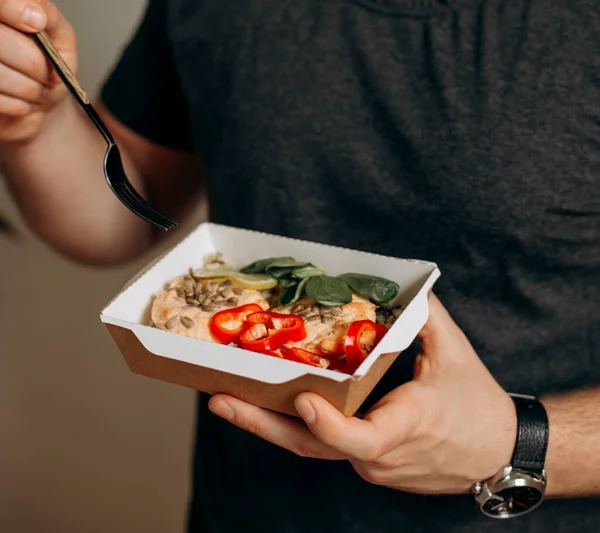 Hombre Comer Alimentos Saludables Envases Papel Alimentos Embalaje Papel Las —  Fotos de Stock