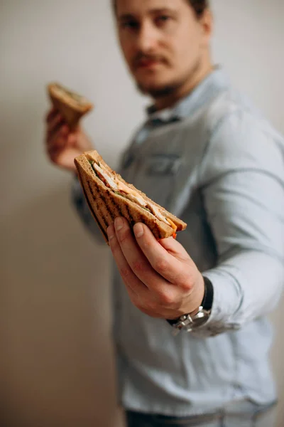 Sandwich Tangan Laki Laki Dengan Latar Belakang Putih Setengah Dari — Stok Foto