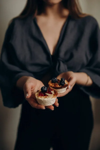 Young Woman Holding Curd Muffins Her Hands Healthy Dessert Hands — Stok Foto