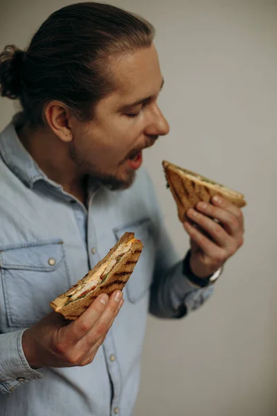 Hombre Con Camisa Mezclilla Quiere Morder Sándwich Joven Sosteniendo Triángulos Imágenes De Stock Sin Royalties Gratis